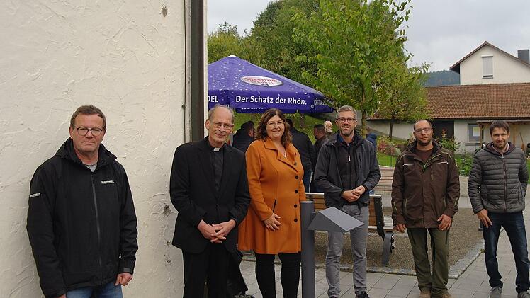 Viele Beteiligte haben die barrierefreie Erschließung um das Josefsheim begleitet (von links): Ulrich Dölker, Pfarrer Hans Thurn, Bürgermeisterin Katja Habersack, ehemaliger Mottener Bürgermeister Jochen Vogel, Sebastian Metz (Gartendesign Metz) und Steffen Beck (Firma Theo Hahn).