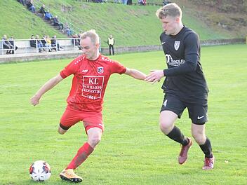 Yanik Pragmann (links) war einer der Besten im Trikot des FC Fuchsstadt. Er sorgte über die außen für viel Betrieb und belohnte sich mit dem Treffer zum zwischenzeitlichen 1:1.  Foto: ssp