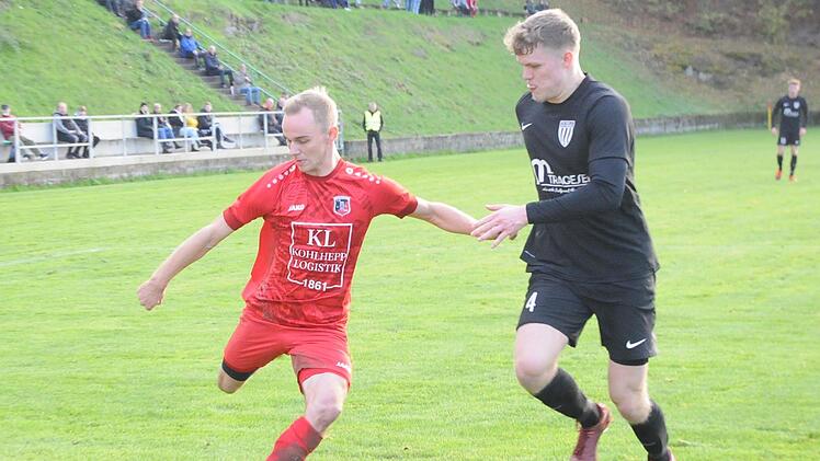 Yanik Pragmann (links) war einer der Besten im Trikot des FC Fuchsstadt. Er sorgte über die außen für viel Betrieb und belohnte sich mit dem Treffer zum zwischenzeitlichen 1:1.  Foto: ssp