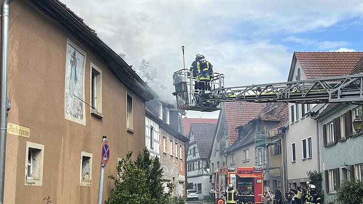 Brand eines Einfamilienhauses in Frickenhausen: Feuerwehr im Einsatz