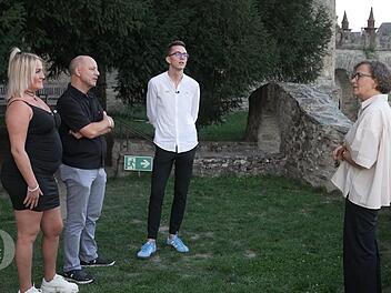 Von Volkers Frau Ulli bekommen die Gäste eine private Burgführung, während der Gastgeber den Hauptgang zubereitet.