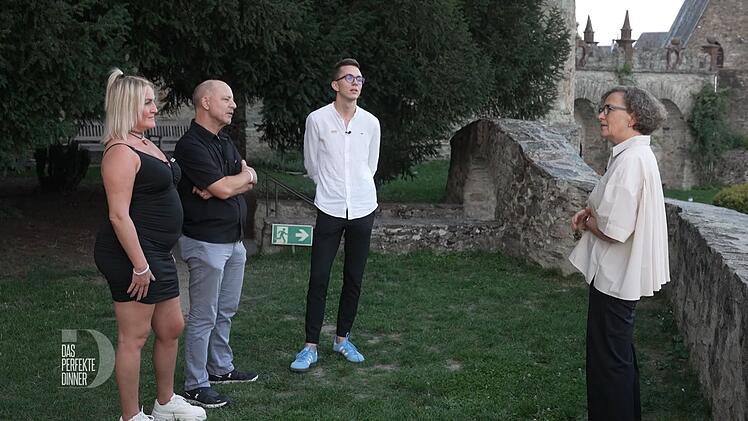 Von Volkers Frau Ulli bekommen die Gäste eine private Burgführung, während der Gastgeber den Hauptgang zubereitet.