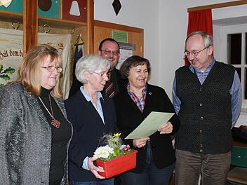 Der neue Vorsitzende Peter Müller würdigte die Verdienste von Elfriede Steppert (zweite von rechts), die seit 25 Jahren Schriftführerin im Gesangverein Ebern ist. Links im Bild zweite Vorsitzende Inge Einwag, in der Bildmitte Maria Rössner (zehn Jahre Mitglied). Foto: Becht