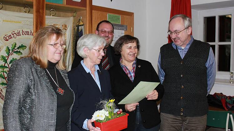 Der neue Vorsitzende Peter Müller würdigte die Verdienste von Elfriede Steppert (zweite von rechts), die seit 25 Jahren Schriftführerin im Gesangverein Ebern ist. Links im Bild zweite Vorsitzende Inge Einwag, in der Bildmitte Maria Rössner (zehn Jahre Mitglied). Foto: Becht