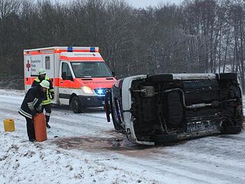 Wehrleute der Freiwilligen Feuerwehr Burglauer übernahmen die notwendigen Hilfs-, Sicherungs- und Aufräum-Arbeiten bei einem Unfall zwischen Burglauer und Reichenbach. Fotos: Arnold Nöth