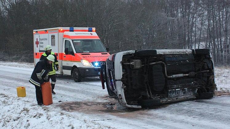 Wehrleute der Freiwilligen Feuerwehr Burglauer übernahmen die notwendigen Hilfs-, Sicherungs- und Aufräum-Arbeiten bei einem Unfall zwischen Burglauer und Reichenbach. Fotos: Arnold Nöth