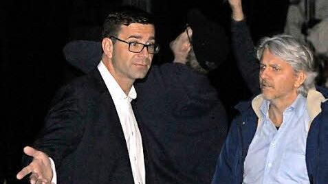 Fassungslos: Intendant Bodo Busse (links) und Schauspieldirektor Matthias Straub begutachten den Wasserschaden auf der Bühne.