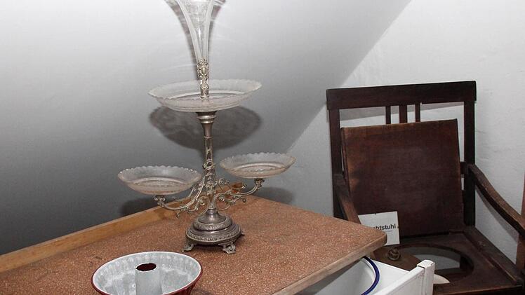 Waschtisch und ein Toilettenstuhl