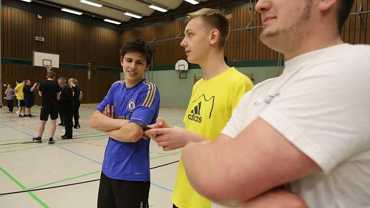 Simon Erhardt, Jakob Theuer und André Leckelt (von links) schauen dem Kollegen bewundern zu. Foto: Barbara Herbst