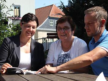 Eine Partei, drei Jubiläen (von links): Angela Hofmann vom CSU-Ortsverband, Mathilde Hutzl, Kreisvorsitzende der Frauen-Union, und Jörg Schnappauf, Ortsvorsitzender der Jungen Union, haben am 18. September einiges zu feiern.  Foto: Anja Greiner