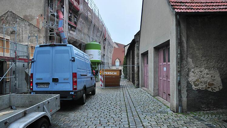 Da auch der Seniorenbeirat der Stadt Haßfurt einen barrierefreien Zugang zum ehemaligen Salesianum (links) gefordert hat, wird 2016 ein Weg von einem bis eineinhalb Metern Breite in der Häckergasse bis zur Gerbergasse mit gut begehbarem Steinen gepflastert.  Foto: Ulrike Langer