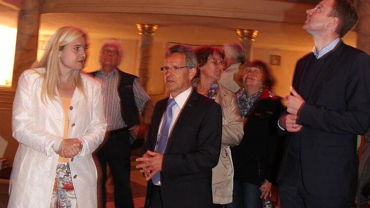 Begeistert von der Illumination waren Staatsministerin Melanie Huml, Bürgermeister Philipp Ehrler und Landrat Oliver Bär (v. l.).