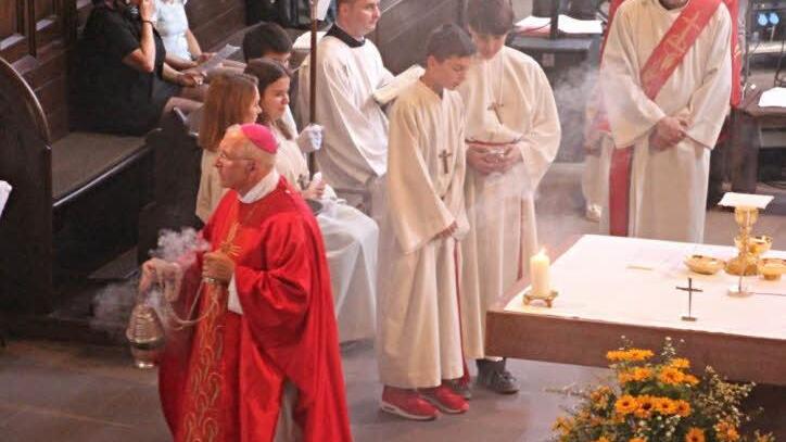 Weihbischof Ulrich Boom während des Firmgottesdienstes Foto: Helmut Will