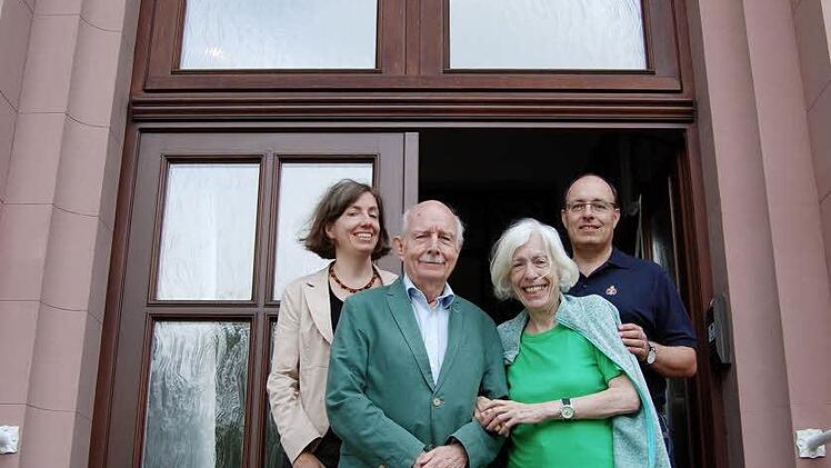Auf diesen Stufen durfte einst nur sein Vater Wilhelm stehen: Otto von Kapff (85) mit (von links) Tochter Cornelia, Ehefrau Ute und Sohn Philipp.  Foto: Sigismund von Dobschütz