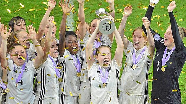 Anna Hausdorff (vorne) stemmt nach dem EM-Triumph von Pilsen im Kreise ihrer Teamkolleginnen den EM-Pokal in die Höhe. Fotos: privat/dpa