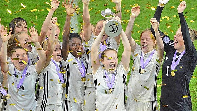Anna Hausdorff (vorne) stemmt nach dem EM-Triumph von Pilsen im Kreise ihrer Teamkolleginnen den EM-Pokal in die Höhe. Fotos: privat/dpa