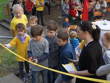 Die Kinder selbst schnitten das Band vor dem neuen Spielplatz durch.  Foto: Johannes Michel
