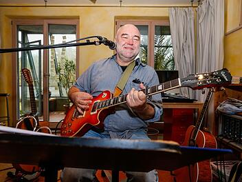 Er zieht wieder einmal neue Seiten auf: Wolfgang Buck stellt am Samstag in Bamberg sein Projekt "Buck 3" und die neue CD "Des Gwärch und des Meer" vor.Matthias Hoch
