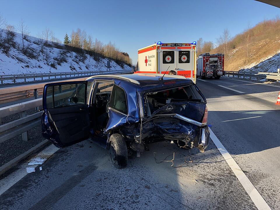 Schwerer Unfall auf A93 bei Hof: Audi fährt auf Opel auf
