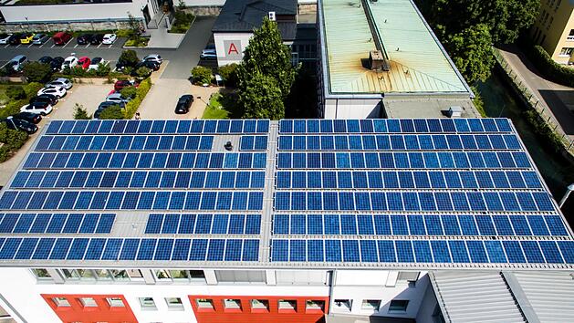 Von einer "B&uuml;rger-PV-Stadt Kulmbach" tr&auml;umt die WGK. Photovoltaikanlagen sollen auf gro&szlig;en Dachfl&auml;chen errichtet werden, die B&uuml;rger k&ouml;nnten sich an der Investition beteiligen. Symbolbild: Archiv