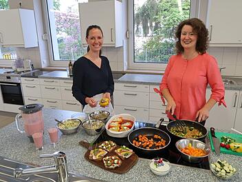 Claudia Heidbrink (rechts) und ihre Kollegin Anna Brochloß-Gerner (links) bereiten eine bunte Gemüsepfanne zu, die auch für gefüllte Paprika verwendet werden kann. Als gesunde Snacks empfehlen sie fruchtige Smoothies und bunt belegte Vollkornbrote.  Fotos: Privat
