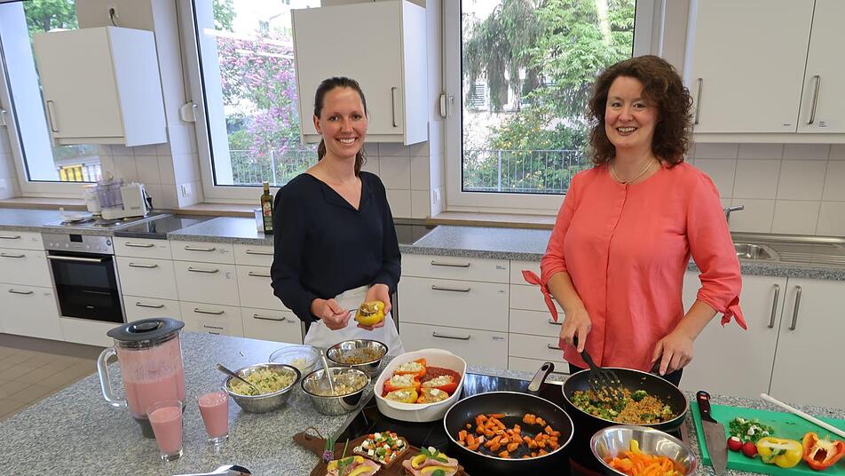 Claudia Heidbrink (rechts) und ihre Kollegin Anna Brochloß-Gerner (links) bereiten eine bunte Gemüsepfanne zu, die auch für gefüllte Paprika verwendet werden kann. Als gesunde Snacks empfehlen sie fruchtige Smoothies und bunt belegte Vollkornbrote.  Fotos: Privat