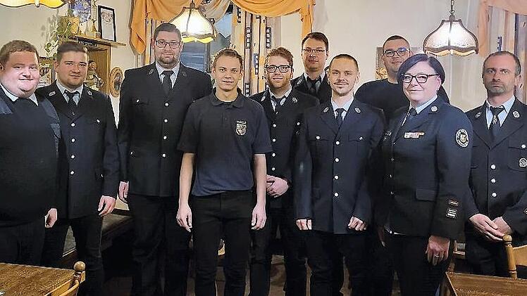 Die Feuerwehr Steinwiesen hat neue Atemschutzgeräteträger und Maschinisten.