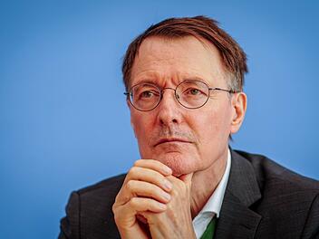 2025 kommt Krankenkassen-Hammer: Beiträge steigen kräftig - so hoch sind die Schätzungen 2025 kommt Krankenkassen-Hammer: Beiträge steigen kräftig - so hoch sind die Schätzungen