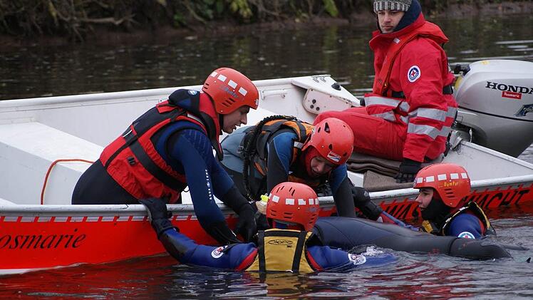 Einsatzbereit bei jedem Wetter und auch im Winter: die Wasserwacht des Roten Kreuzes. Foto: Bartl