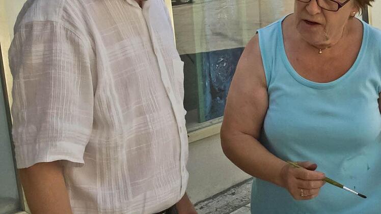 Ülfet Olgun gibt Ralf Granzow praktische Tipps, wie er sein Aquarell noch verbessern kann.