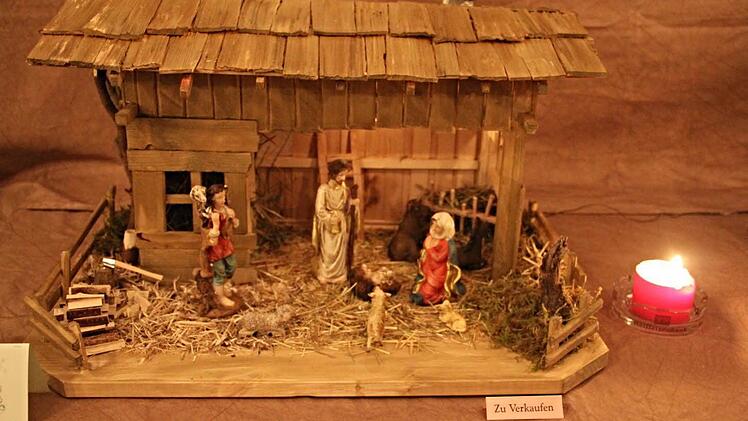 Zahlreiche Exponate verschiedener Krippen konnten im Saal der Raiffeisenbank Ebern bewundert und erworben werden. Foto: Helmut Will