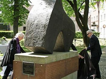 Kapai Pines (rechts) und Cordula Kappner enthüllten gemeinsam mit Bürgermeister Günther Werner (verdeckt) die Inschrift, die als Metallband um den Denkmalsockel läuft.  Fotos: Sabine Weinbeer