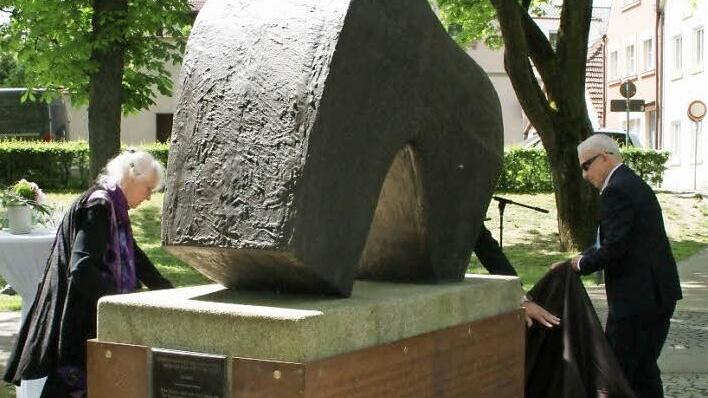 Kapai Pines (rechts) und Cordula Kappner enthüllten gemeinsam mit Bürgermeister Günther Werner (verdeckt) die Inschrift, die als Metallband um den Denkmalsockel läuft.  Fotos: Sabine Weinbeer