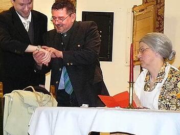 Hoteliers Schorsch Dimpelmoser (Stefan Kranitzschky) sowie Bürgermeister und Sparkassenchef Hugo Schlotter (Thomas Steinlein) zählen die letzten Sekunden. Ist für Wirtin Luise Schatz (Stefka Kodisch) alles verloren? Ein amüsantes Theaterstück boten "Die Berchler" bei der Premiere. Foto: Klaus-Peter Wulf