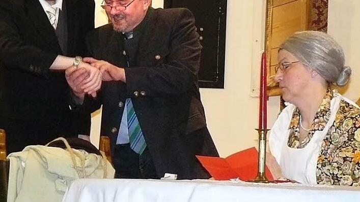 Hoteliers Schorsch Dimpelmoser (Stefan Kranitzschky) sowie Bürgermeister und Sparkassenchef Hugo Schlotter (Thomas Steinlein) zählen die letzten Sekunden. Ist für Wirtin Luise Schatz (Stefka Kodisch) alles verloren? Ein amüsantes Theaterstück boten "Die Berchler" bei der Premiere. Foto: Klaus-Peter Wulf