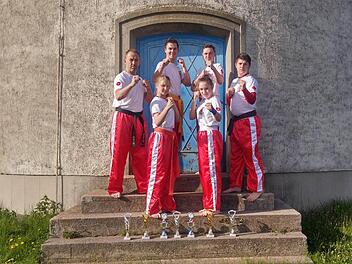 Power und Pokale vor dem Wasserturm: Unser Bild zeigt das Martial-Arts-Team des TSV Rannungen mit (hinten, von links) Holger Volz, Sandro Neumann, Kai Heimann und Nils Volz sowie (vorne, von links) Rebekka Anderson und Julia Zehner. Foto: privat