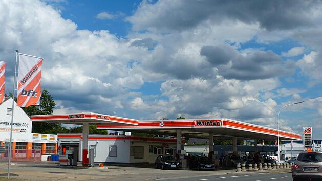 Ein heute 22-J&auml;hriger, eben erst Vater geworden, &uuml;berfiel aus Geldnot Tankstellen in Ebelsbach und Ha&szlig;furt (unser Bild). Nun muss er sich am Schweinfurter Landgericht f&uuml;r seine Taten verantworten. Gegenw&auml;rtig sitzt er bereits wegen einer anderen Tat im Gef&auml;ngnis. Foto: Manfred Wagner