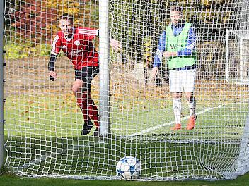 Lukasz Jankowiak, der hier das 2:0 für Lichtenfels erzielte, war einer der besten Gästespieler. Der nach der Pause eingewechselte Max Bauernschmitt (re.) konnte die Jahn-Pleite nicht mehr verhindern.  Foto: Sportfoto Zink