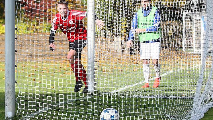 Lukasz Jankowiak, der hier das 2:0 für Lichtenfels erzielte, war einer der besten Gästespieler. Der nach der Pause eingewechselte Max Bauernschmitt (re.) konnte die Jahn-Pleite nicht mehr verhindern.  Foto: Sportfoto Zink