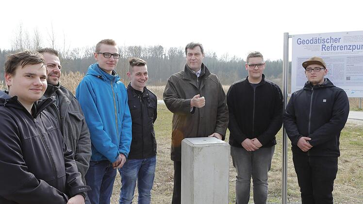 Die angehenden Maurer in der Berufsschule entwarfen die Stele, konstruierten die Schalung, gossen den Betonblock und stellten ihn auf. Dafür gab's ein Foto mit dem Minister. Foto: Matthias Hoch