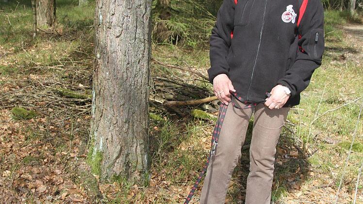 Gisela Müller (67) ist eigens aus Weißenbrunn angereist, Hund Wuschel hat sie natürlich mitgebracht, um beim Sponsorlauf dabei zu sein. Foto: Sonny Adam