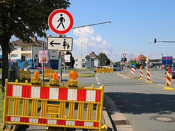 Die Einfahrt in die Lichtenfelser Straße ist ebenso gesperrt wie der Gehweg im Kreuzungsbereich zur B 85. Foto: Andreas Schmitt