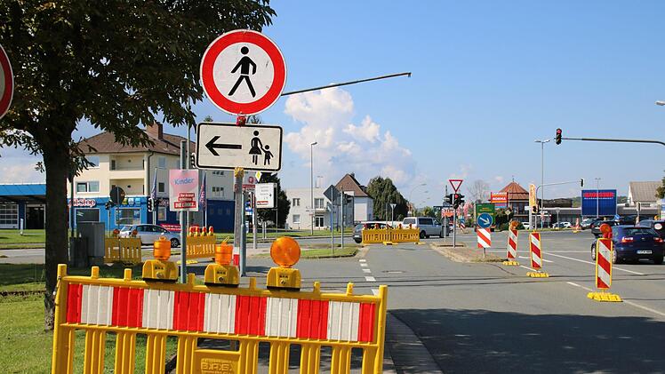 Die Einfahrt in die Lichtenfelser Straße ist ebenso gesperrt wie der Gehweg im Kreuzungsbereich zur B 85. Foto: Andreas Schmitt