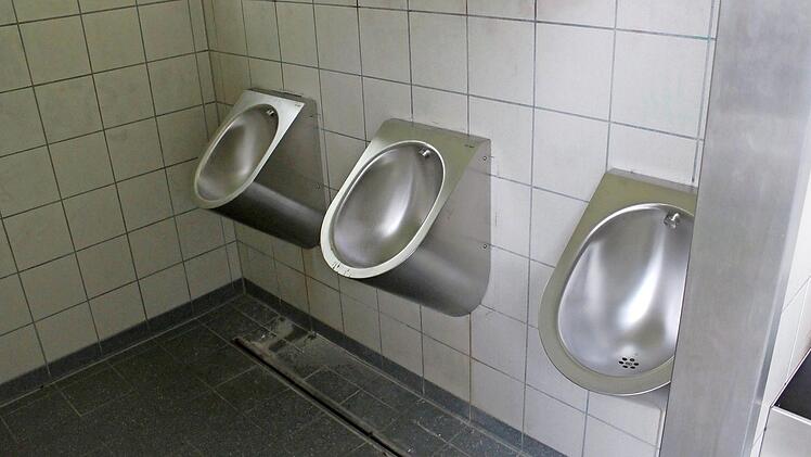Die Herrentoilette ist schon fast fertig.