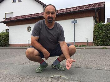 Peter Dorsch zeigt einige der gefährlichen Funde. Foto: Stefan Fößel