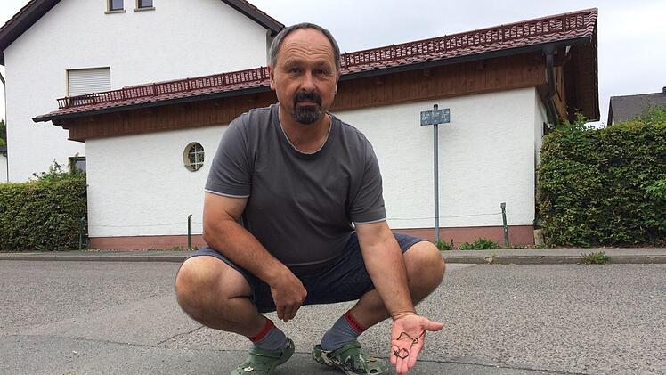 Peter Dorsch zeigt einige der gefährlichen Funde. Foto: Stefan Fößel