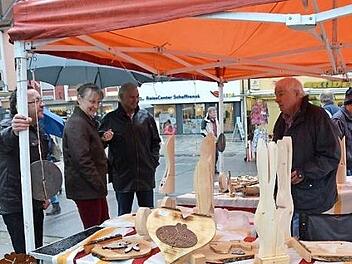Nur etwas für wetterfeste Menschen: Auf dem Frühjahrsmarkt auf dem EKU-Platz waren Händler und Kunden froh, als es aufhörte zu regnen.