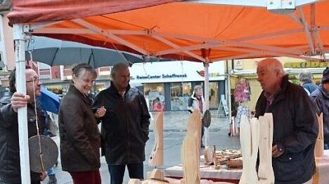 Nur etwas für wetterfeste Menschen: Auf dem Frühjahrsmarkt auf dem EKU-Platz waren Händler und Kunden froh, als es aufhörte zu regnen.