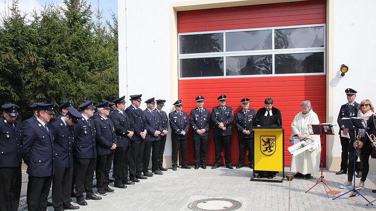 Die Einweihung der neuen Fahrzeughalle und des renovierten Gerätehauses sowie die Übergabe des neuen Feuerwehrfahrzeuges hatten einen feierlichen Charakter. Foto: Michael Stelzner
