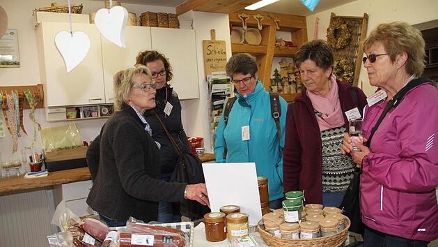 Die Teilnehmerinnen am Kreativtag informierten sich im Hofladen auf dem Betrieb Gagel.